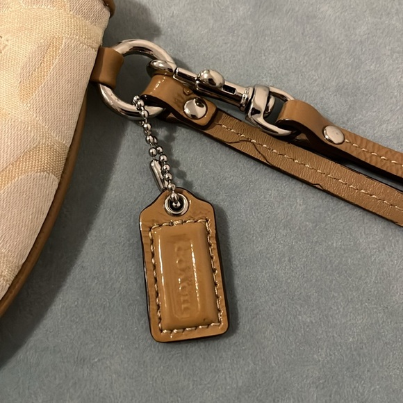 Spring Cleaning Find: Pristine Coach Wristlet in Beige - Picture 5 of 7